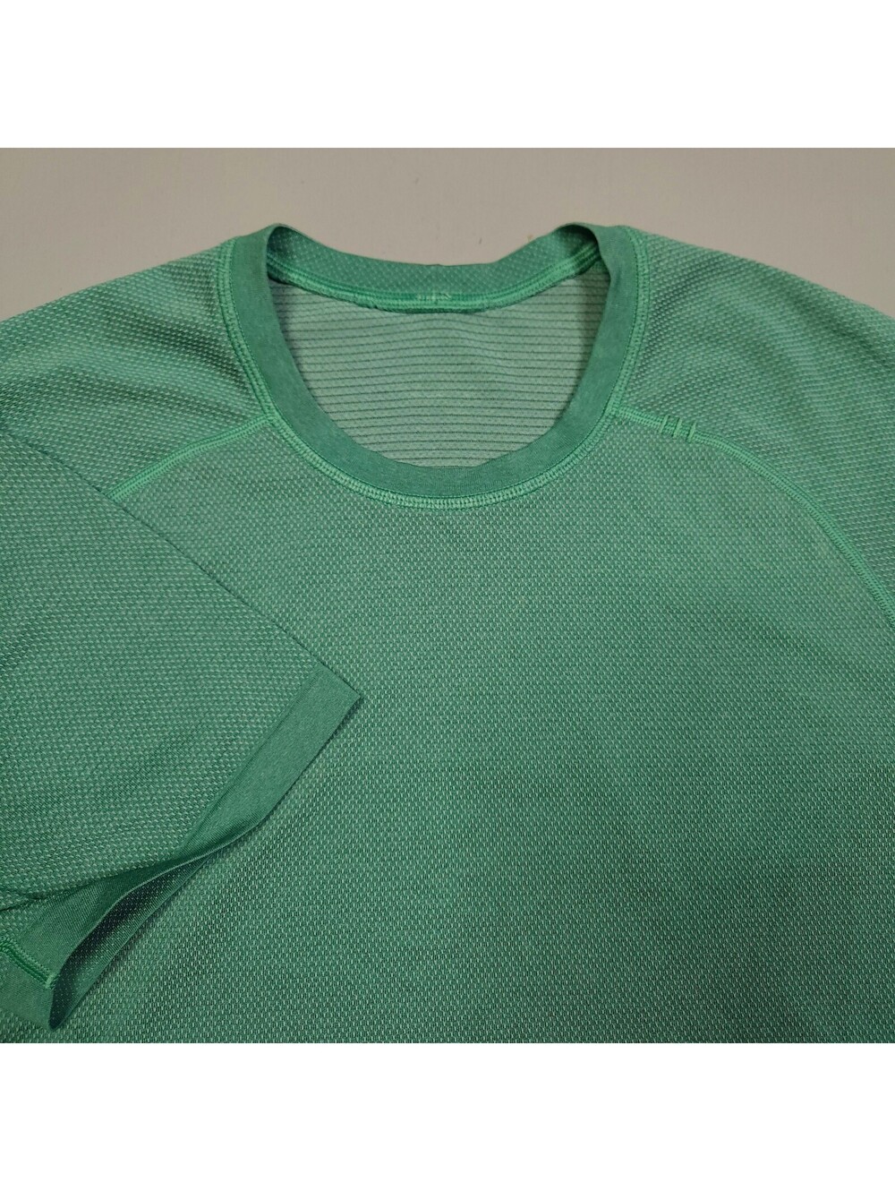 Lululemon Metal Vent Tech Tee Shirt Green Athletic Gym Workout Small